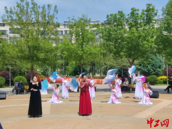 中股网 赤峰市职工乌兰牧骑文艺慰问演出拉开序幕